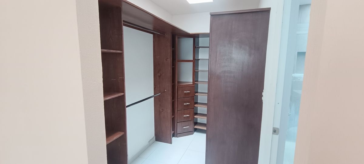 17 of 25: Planta Alta -  Vestidor Recámara Principal #2