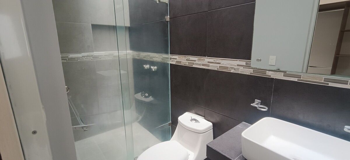 18 of 25: Planta Alta -  Baño Completo Recámara Principal #2