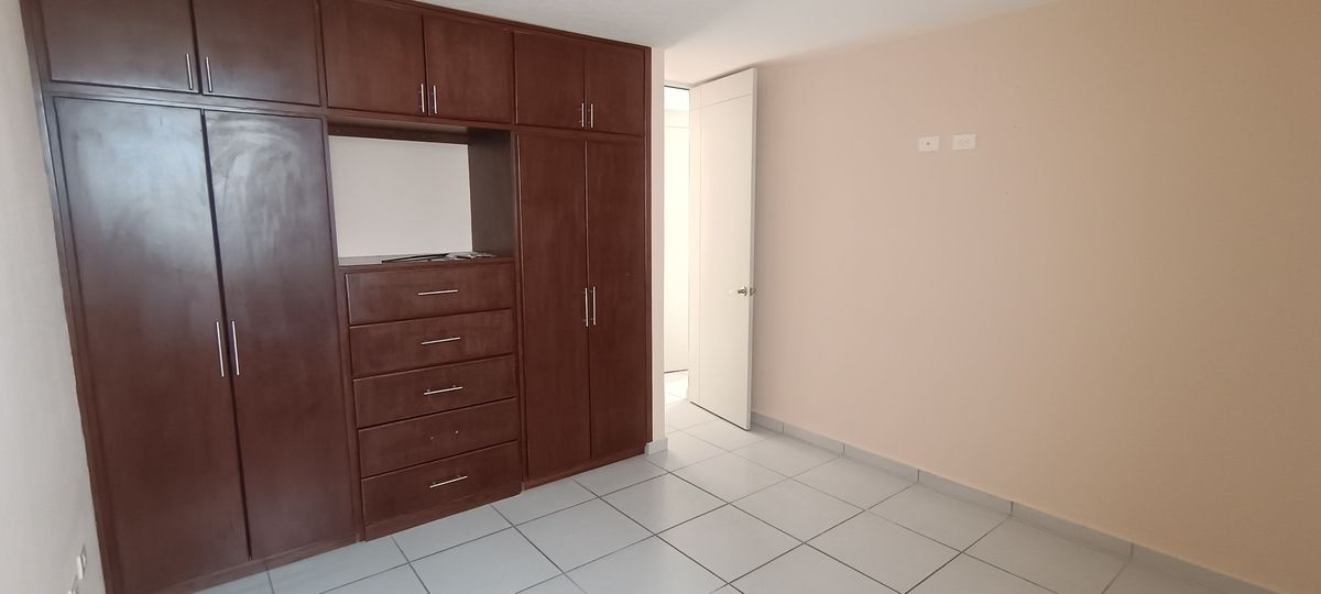 23 de 26: Planta Alta -  Recámara #4 con Clóset y Baño Completo