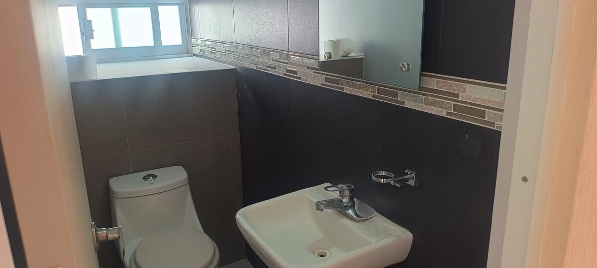 6 of 25: Planta Baja - 1/2 Baño en Planta Baja
