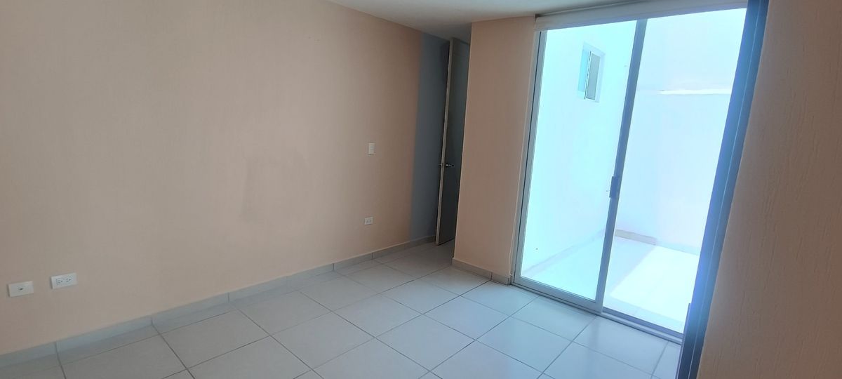 13 de 26: Planta Baja - Recámara #1 con Clóset y Baño Completo