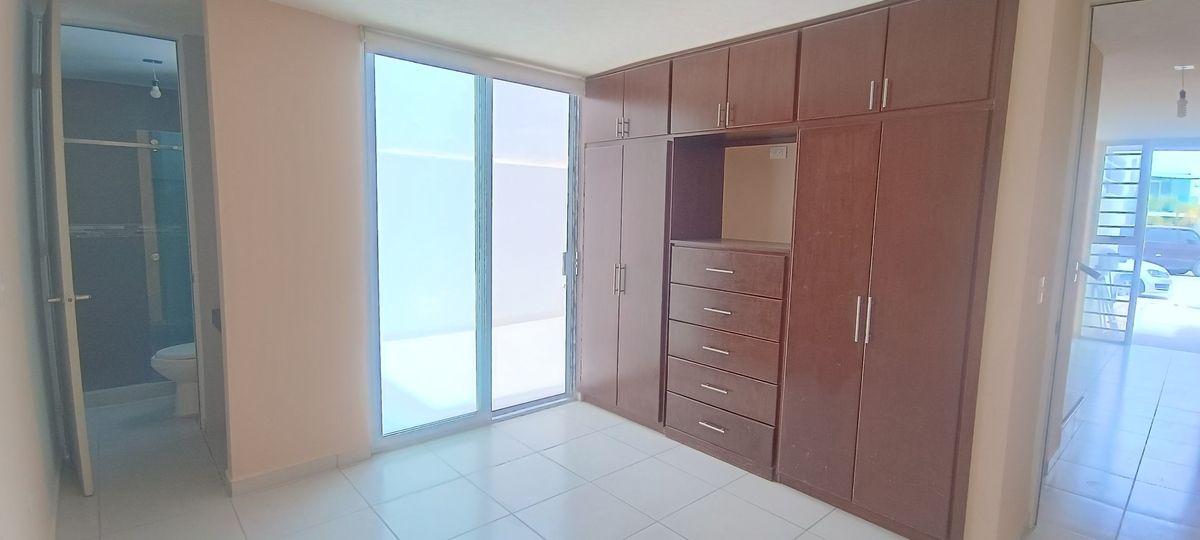 12 de 26: Planta Baja - Recámara  #1 con Clóset y Baño Completo