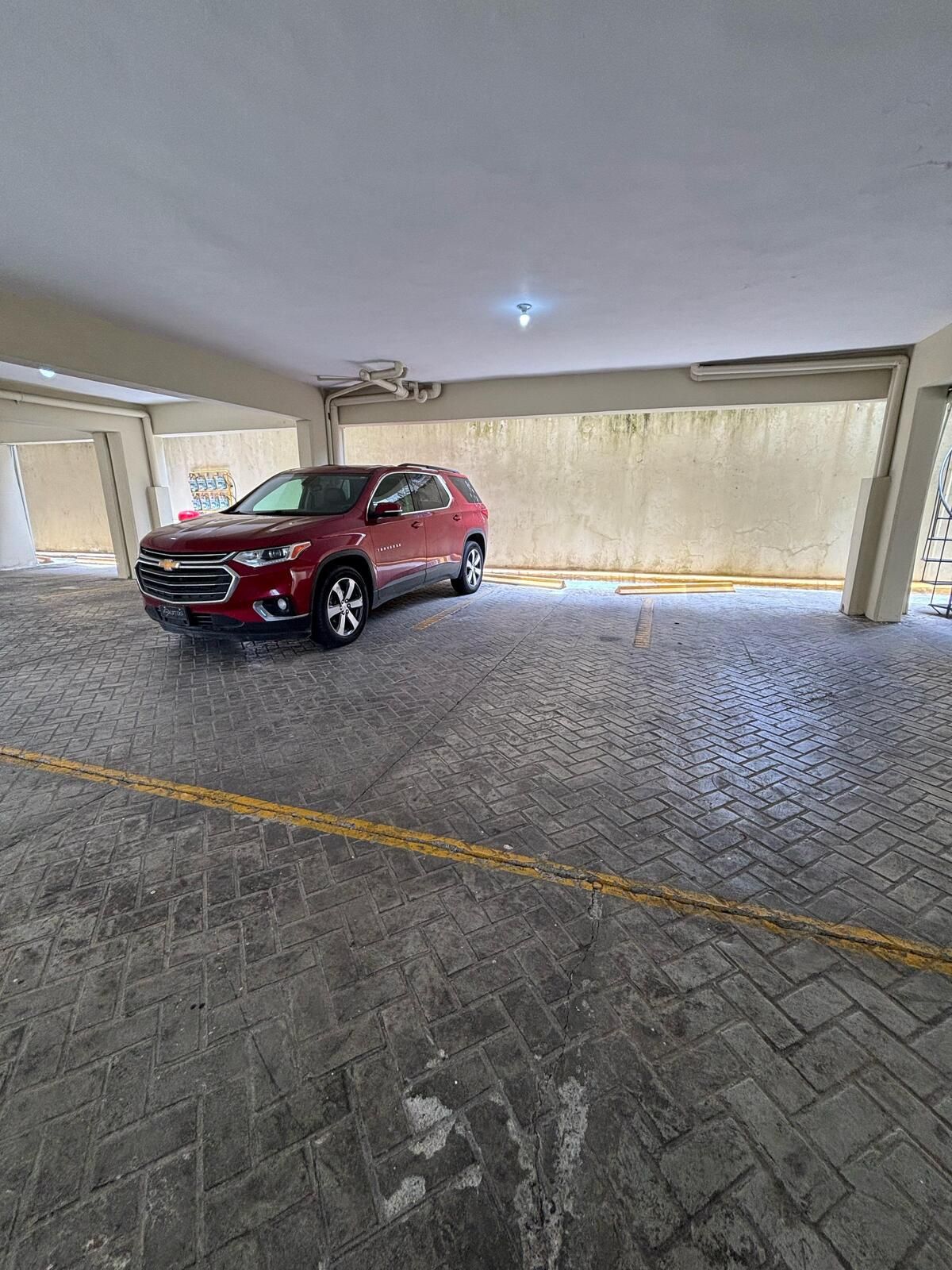 13 de 13: Tres Parqueos