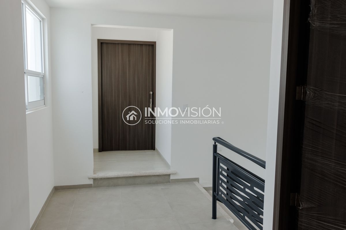 26 de 48: Área común, escaleras.