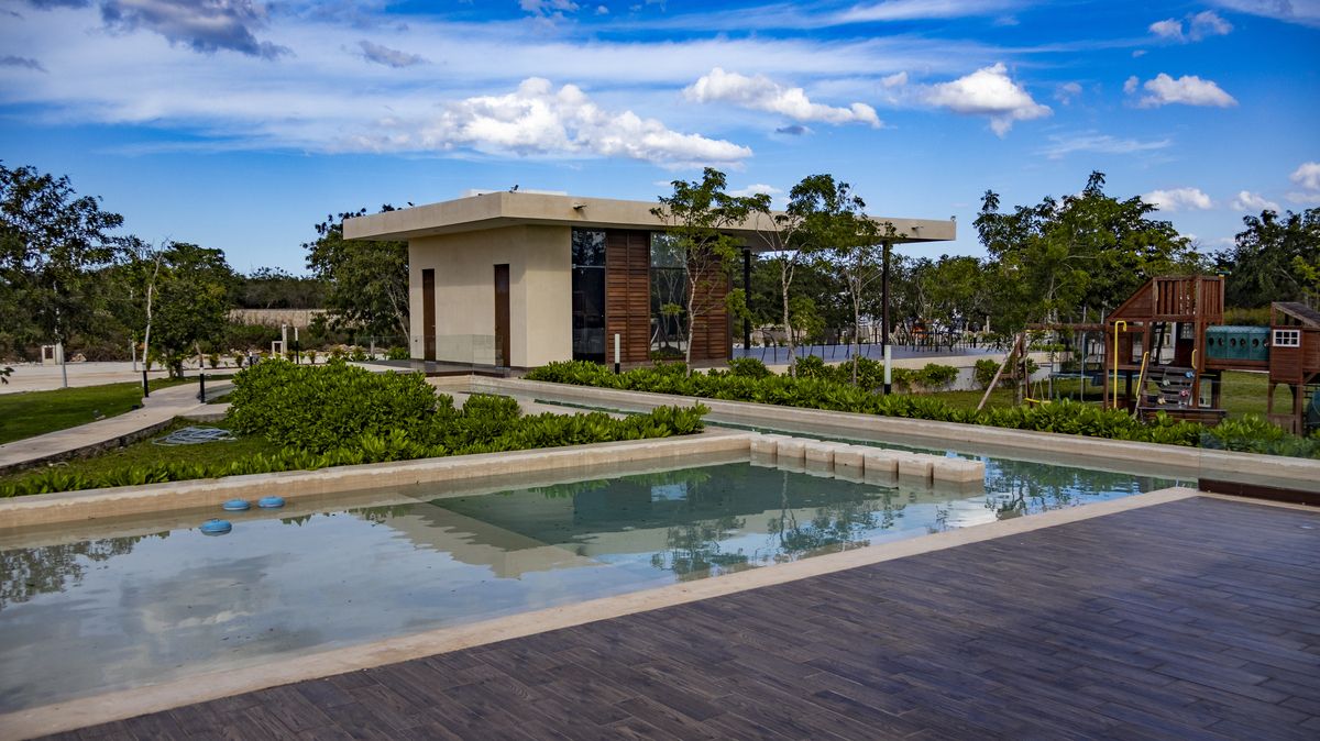 43 de 46: Piscina con Canal de Nado