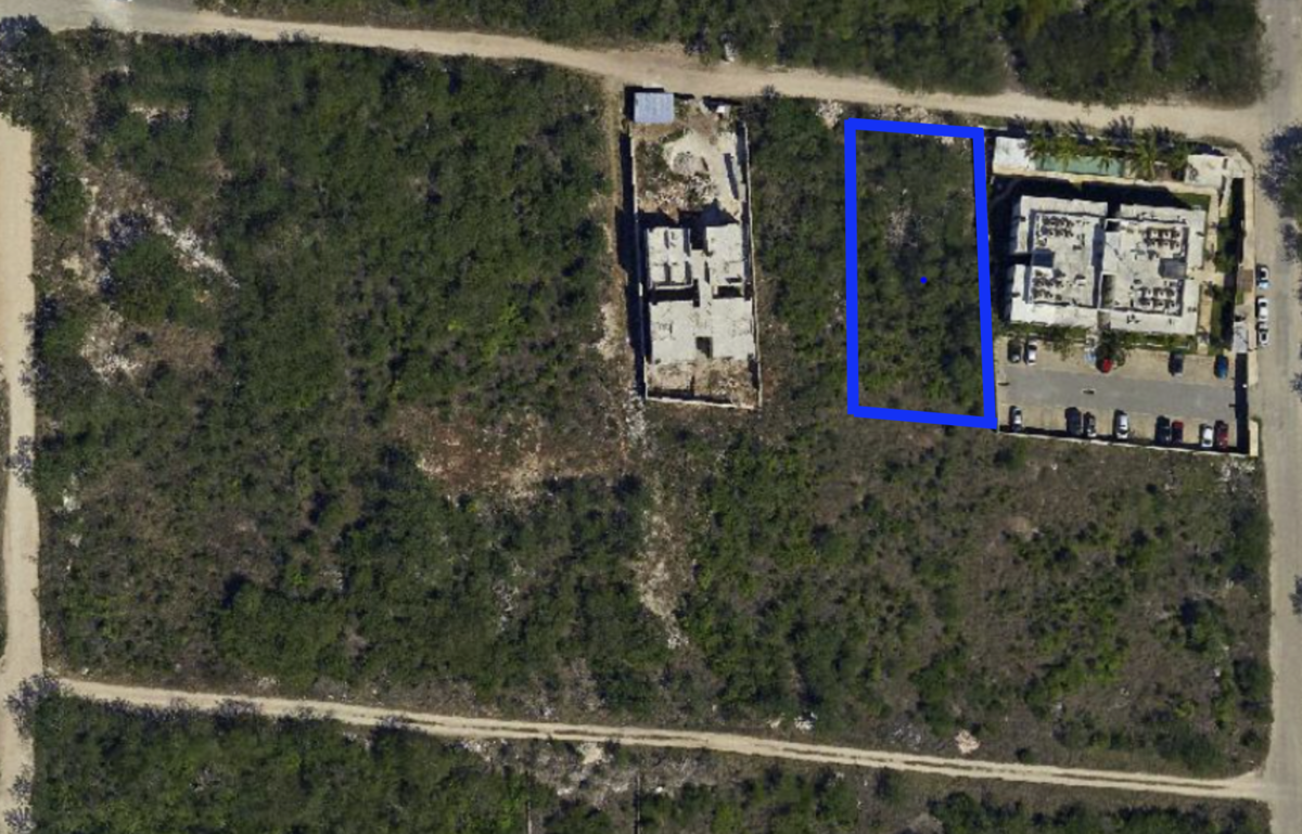 2 de 6: El terreno se encuentra a lado de EMERALD