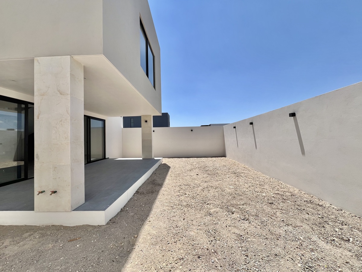 3 de 24: Gran jardín trasero