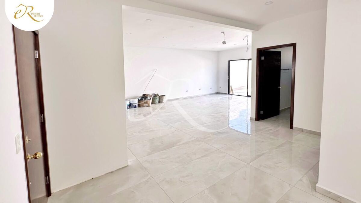 4 de 34: Entrada de la casa, baño completo, sala y puerta corrediza