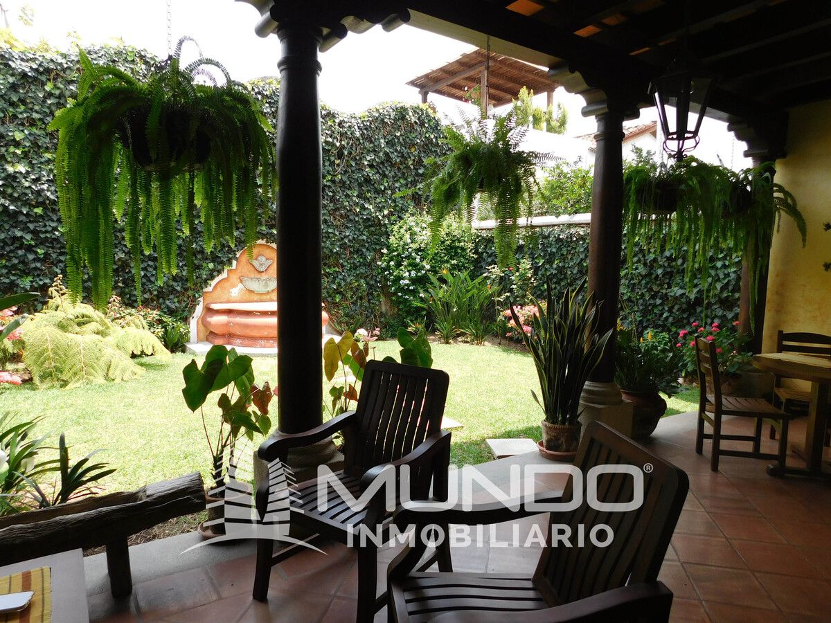 6 de 34: Amplio jardín con búcaro y terraza española