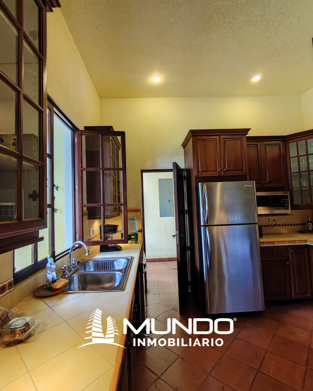 19 de 34: Cocina equipada , gabinetes de madera sólida y detalles colo