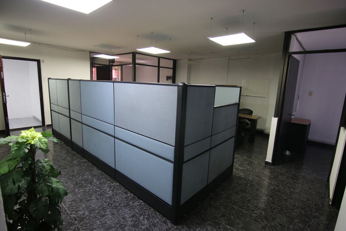 4 de 19: Vista frontal de parte de las estaciones del de trabajo