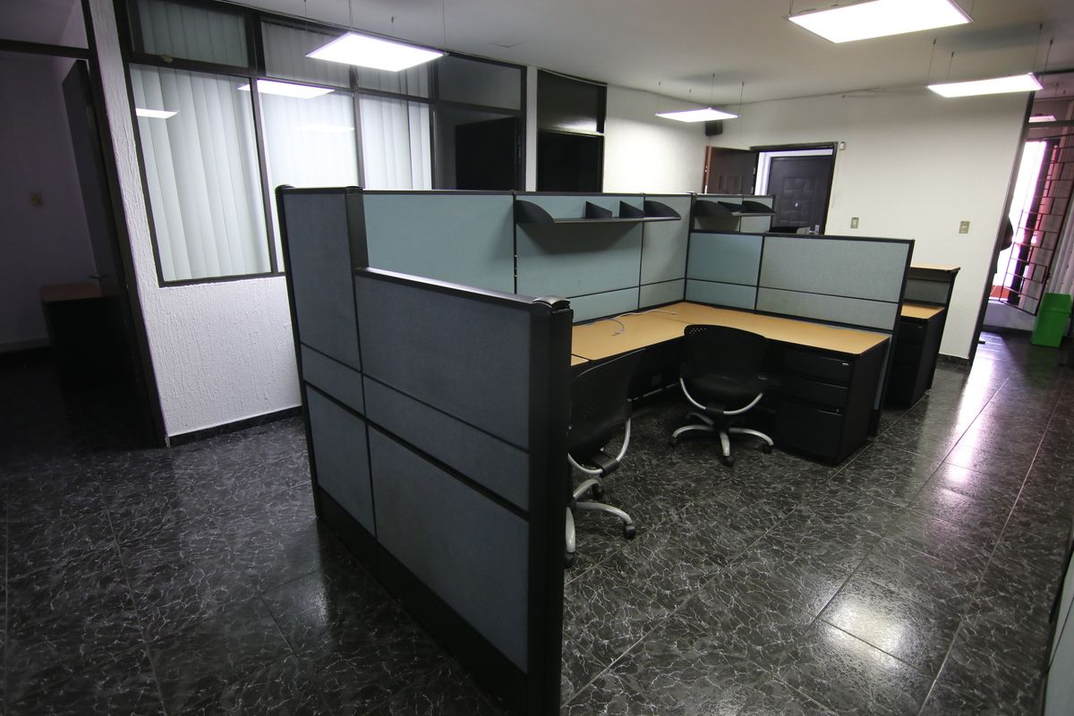 5 de 19: Vista trasera de parte de las estaciones de trabajo