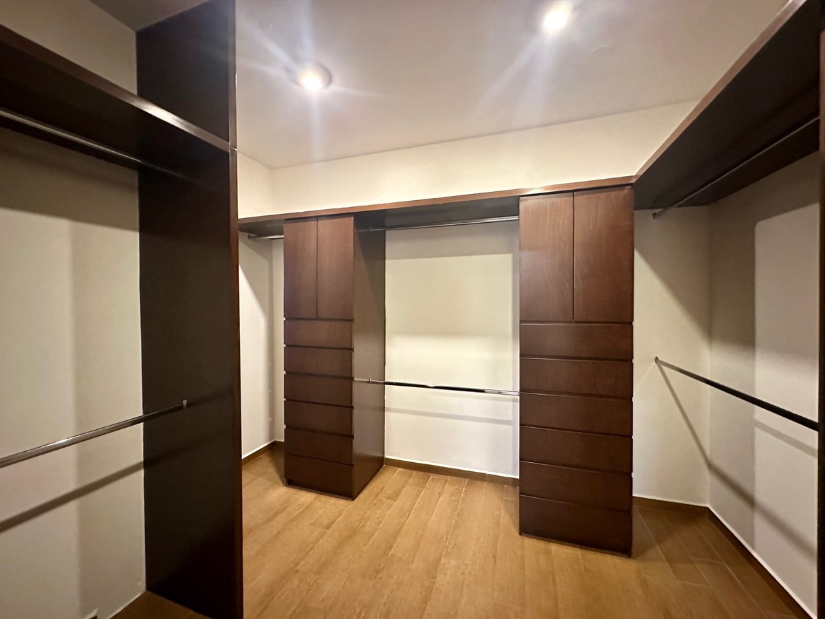 8 de 20: vestidor principal