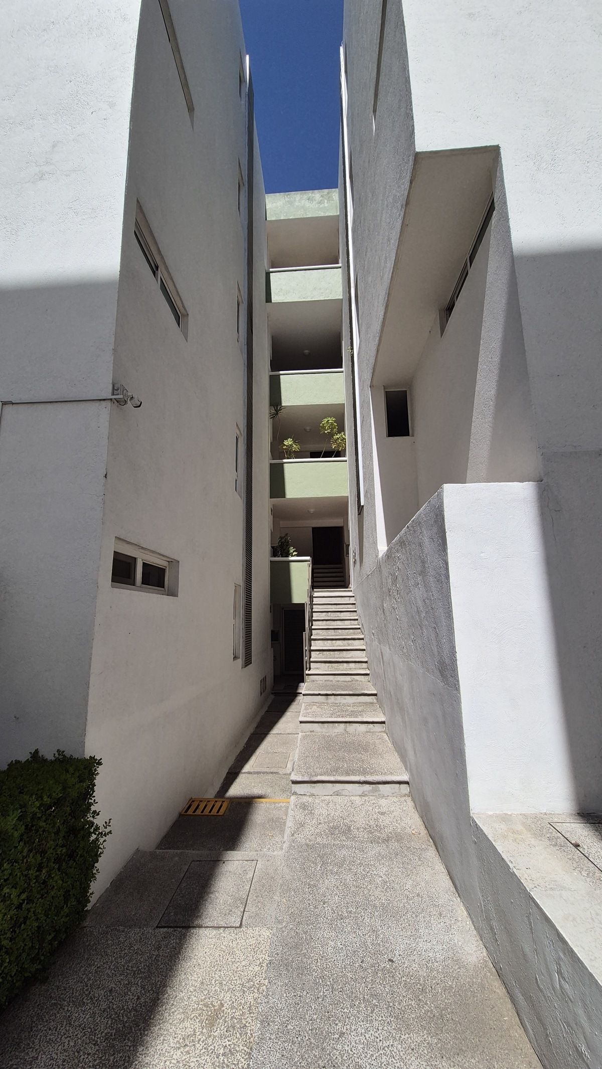 Escaleras pasillo edificio