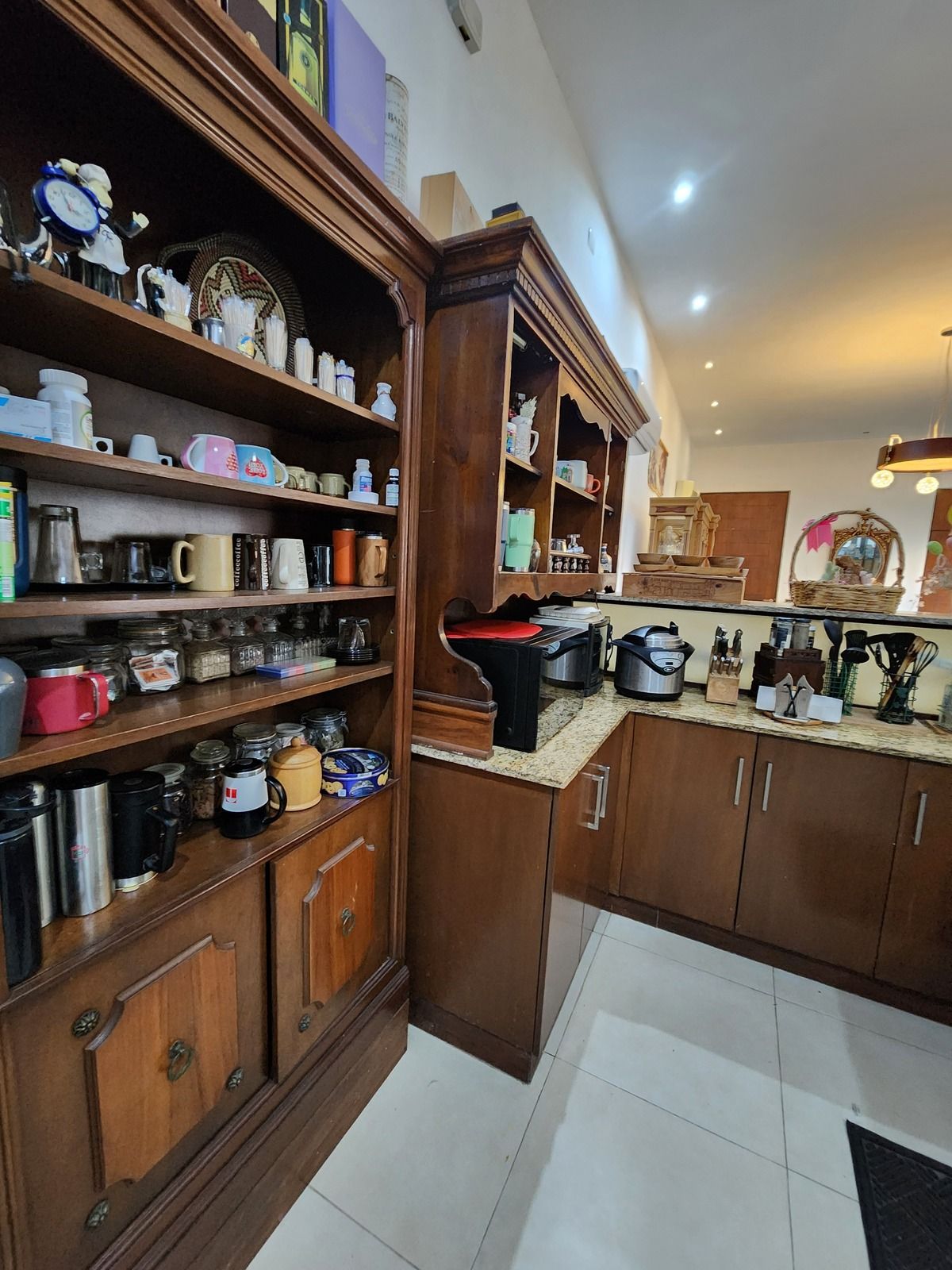 7 of 18: Cocina con muebles y gabetas de madera.