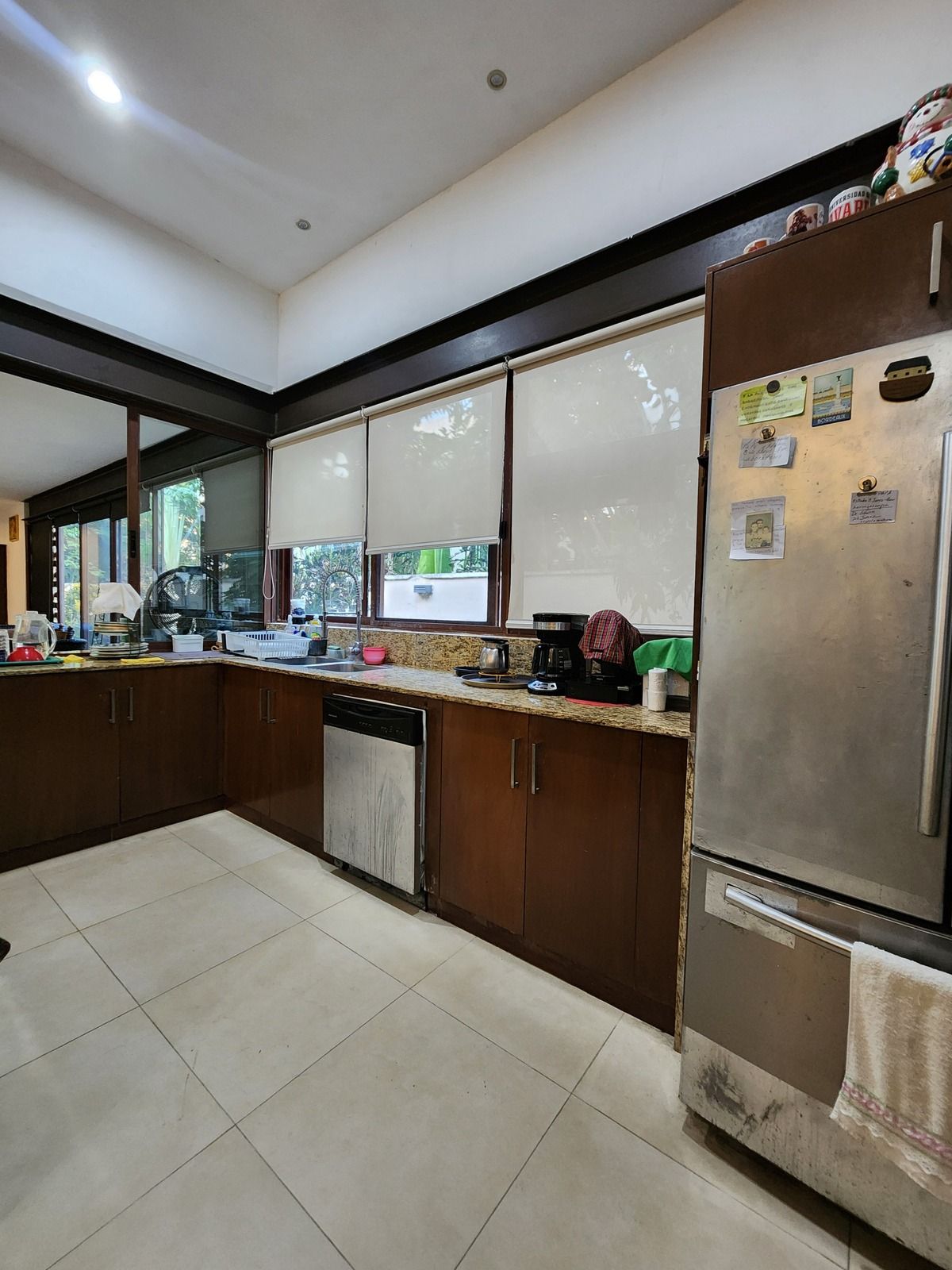 6 of 18: Cocina con gabetas de madera.