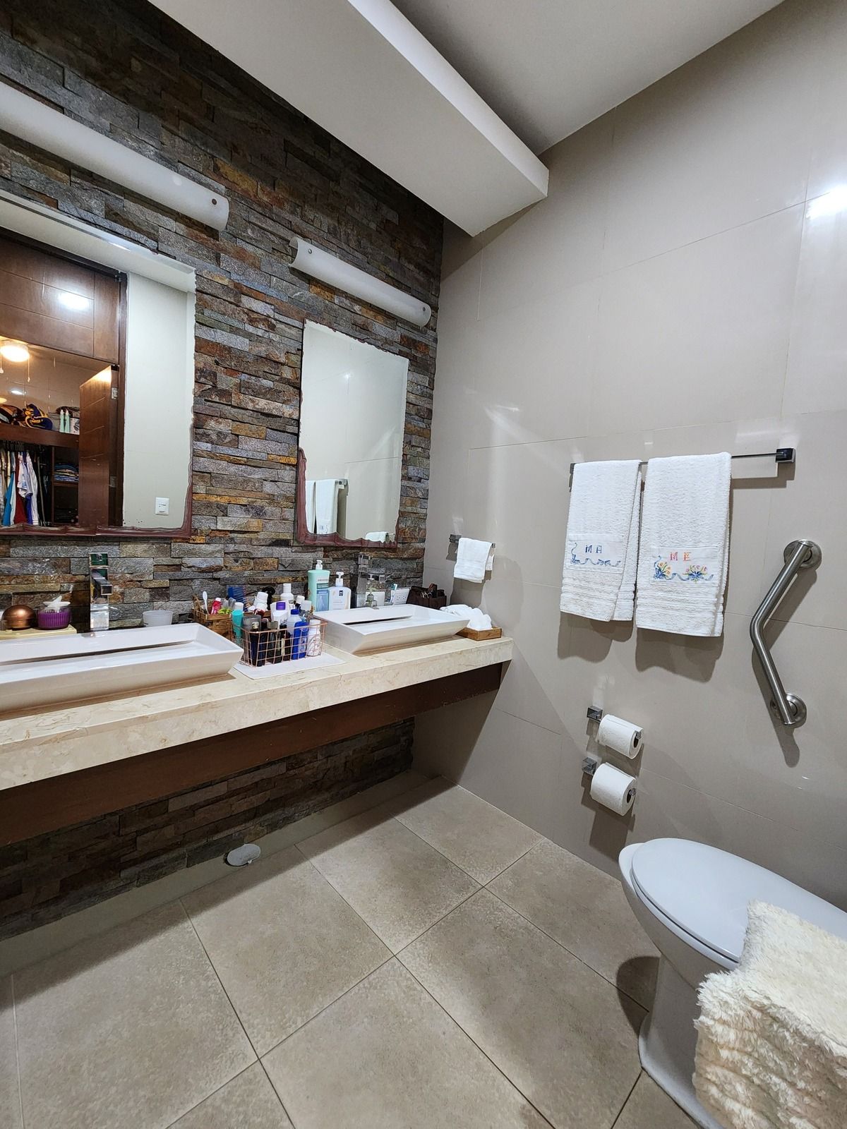 11 of 18: Baño principal en planta baja
