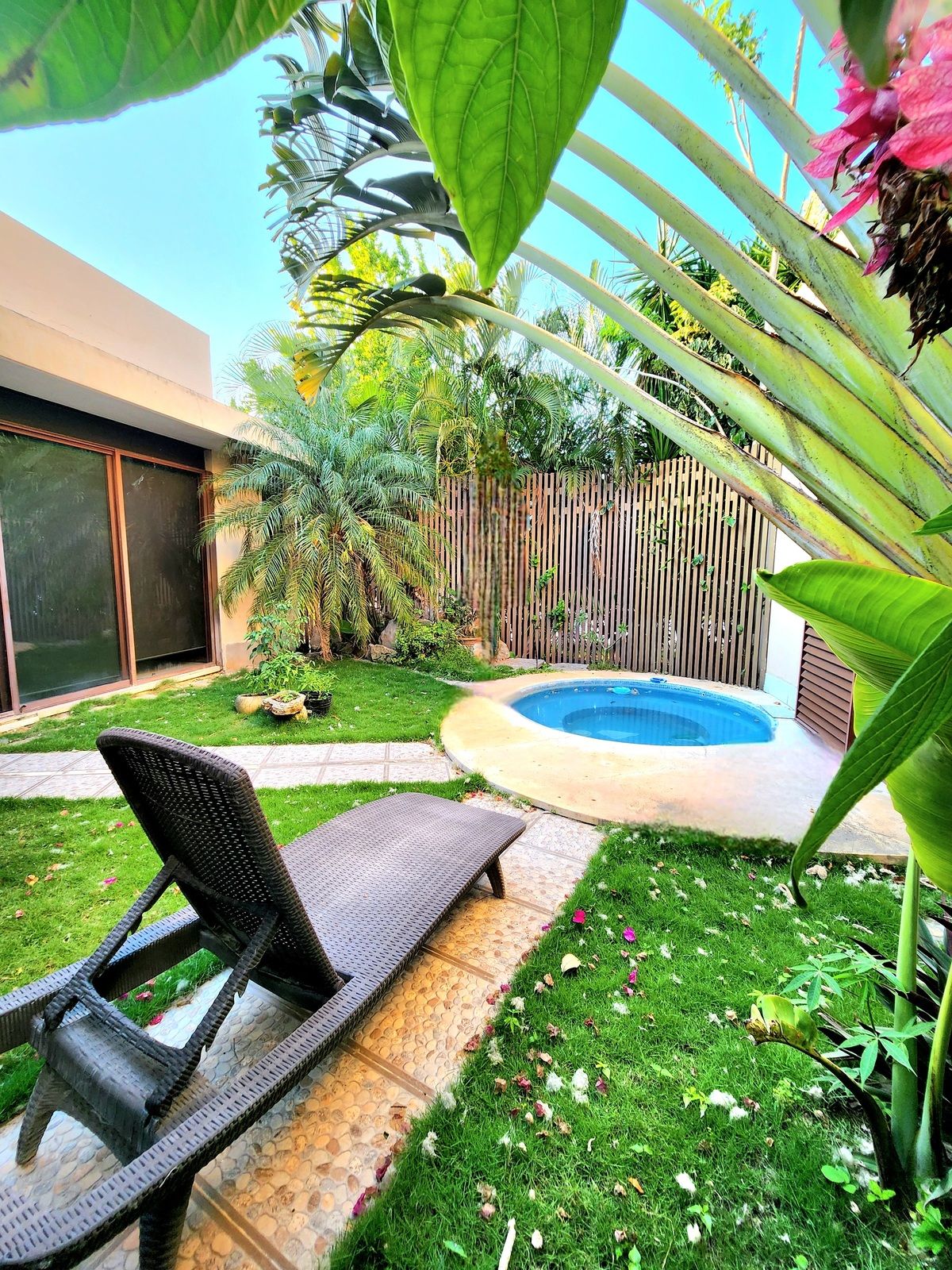 3 of 18: Jardín con jacuzzi