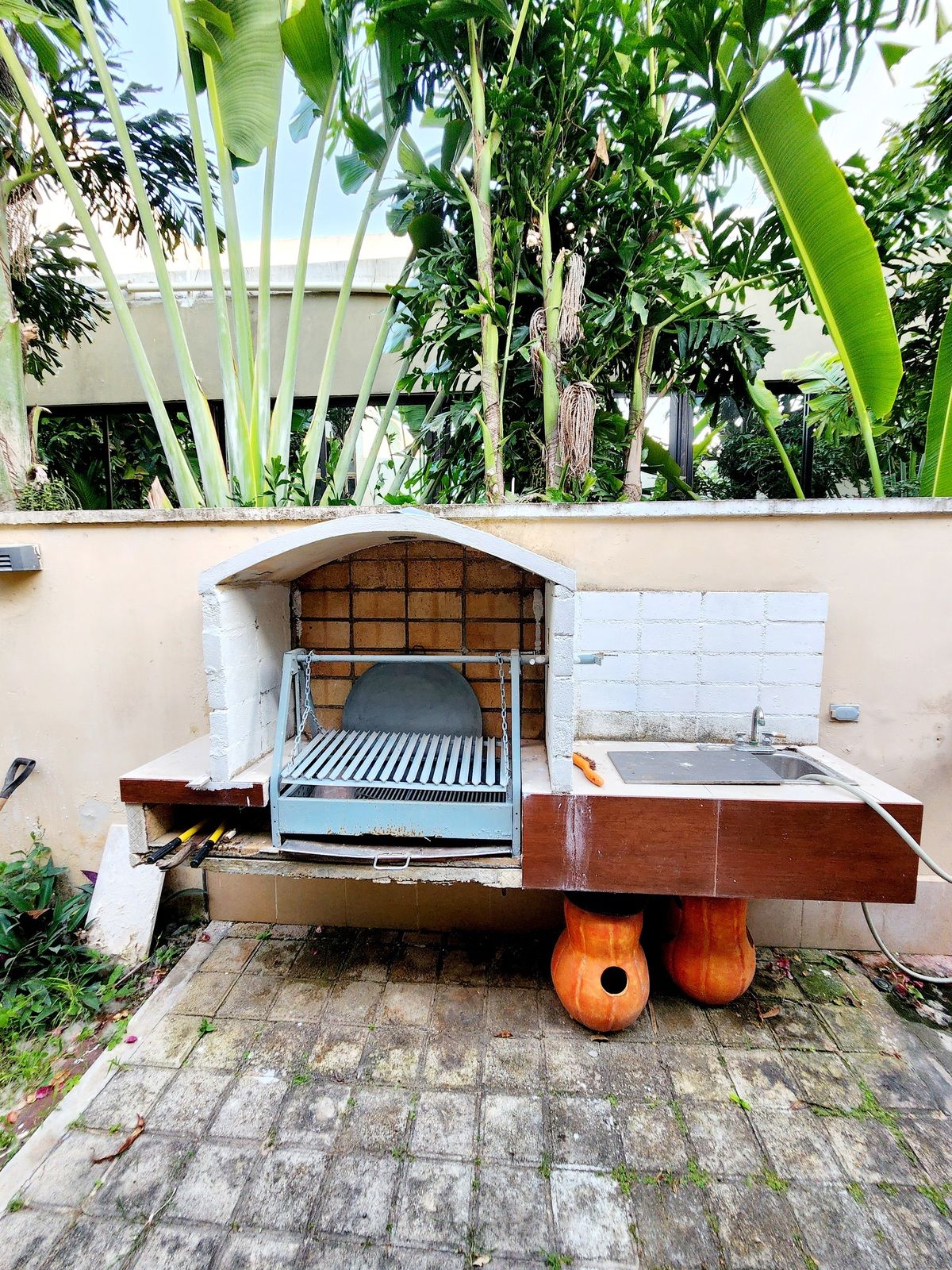 4 of 18: Asador en jardín trasero