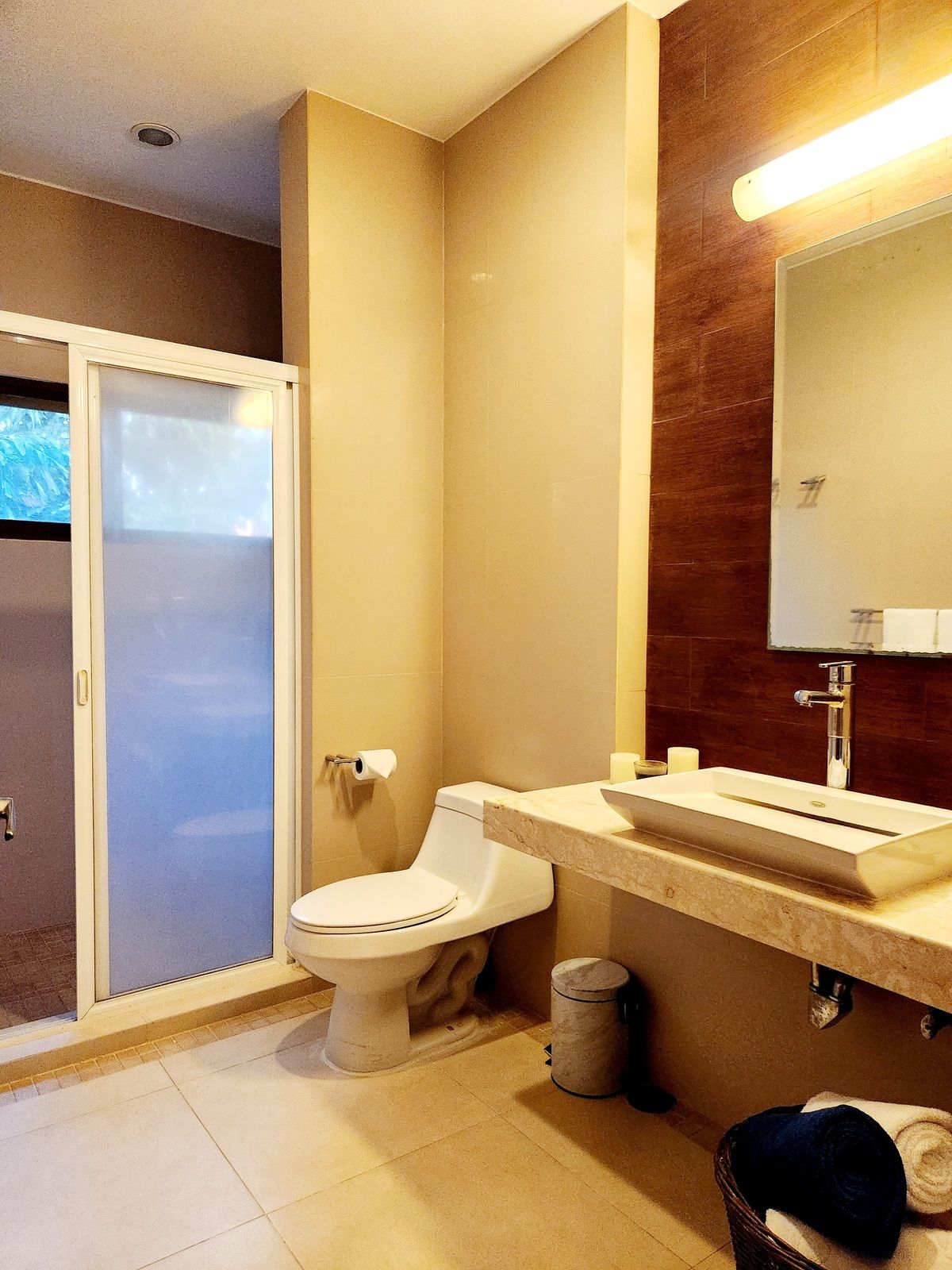 13 of 18: Baño secundario en planta alta