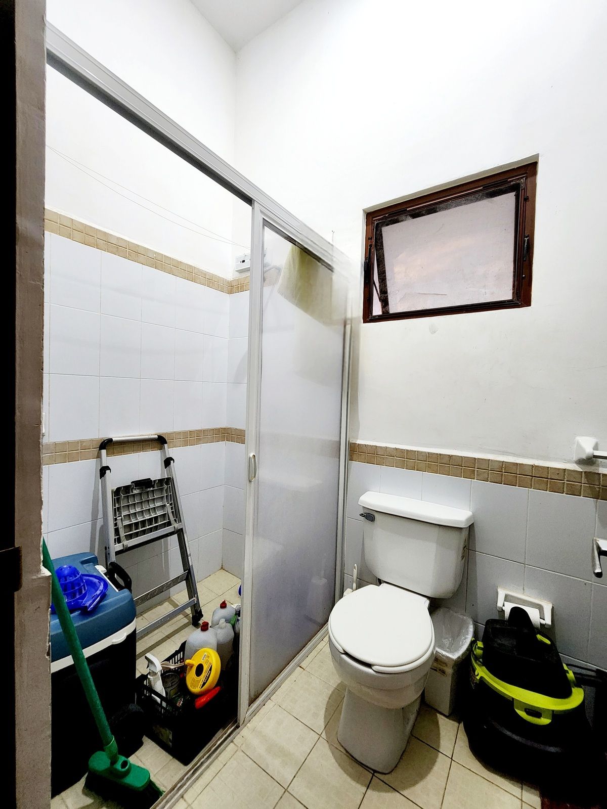 16 of 18: Baño de servicio