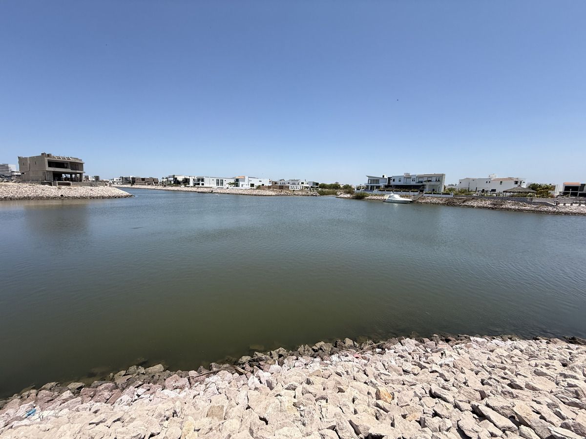 4 de 15: Vista desde el terreno al canal de navegación