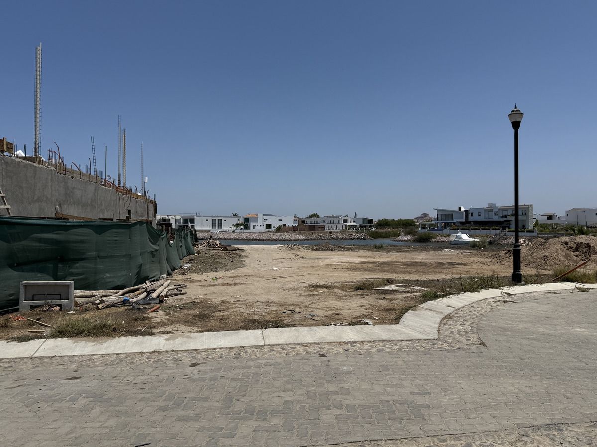 5 de 15: Entrada al terreno desde la calle semi privada