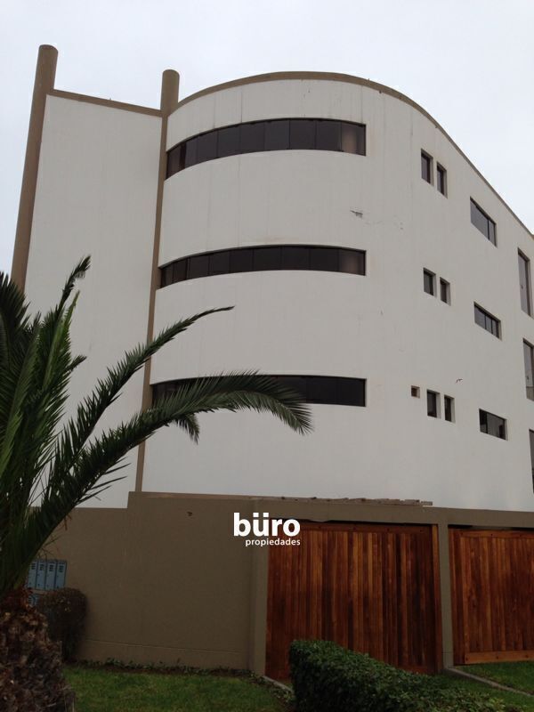 5 de 8: Fachada de Edificio con Jardín