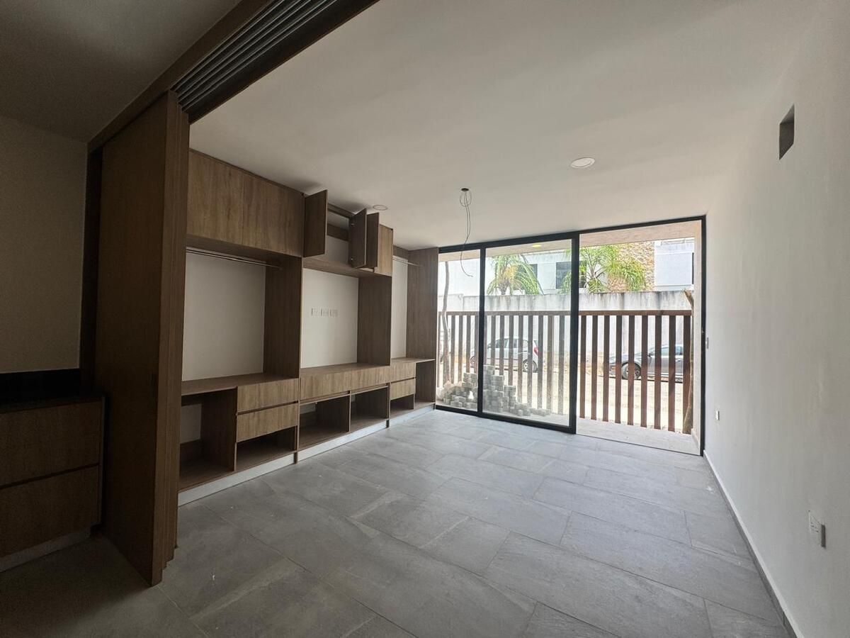14 de 25: Habitacion con vista a la calle y estacionamiento