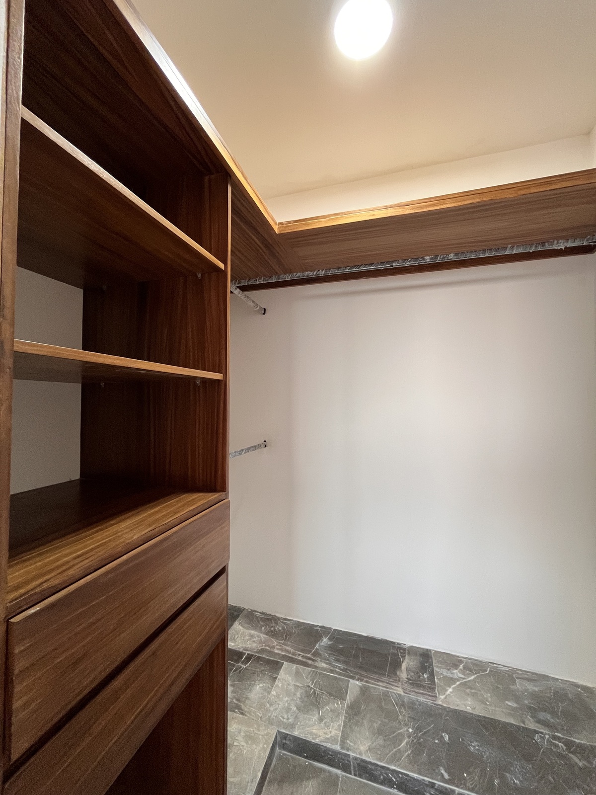 10 de 18: Closet de la recámara principal