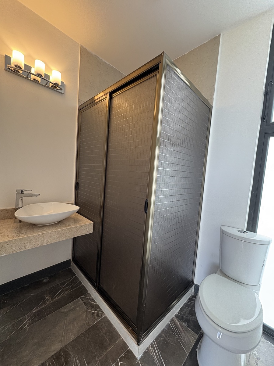 8 de 18: Baño propio en recámara principal