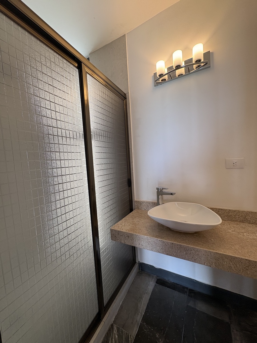 6 de 18: Baño completo para visitas