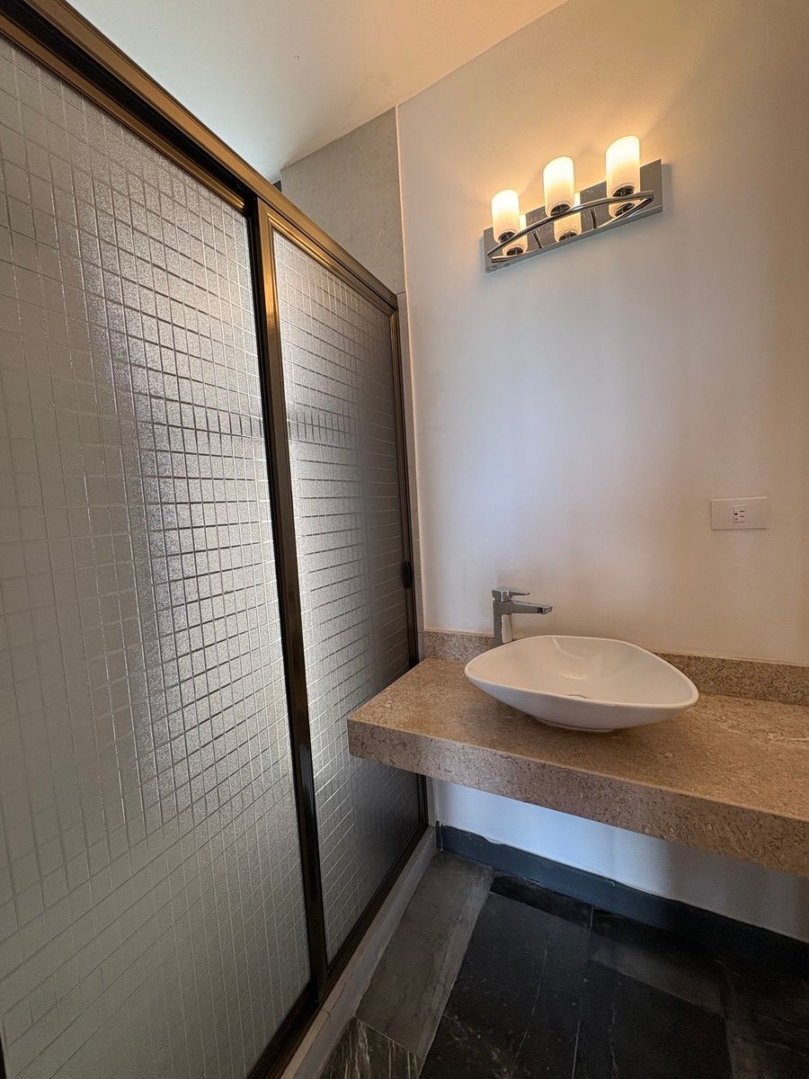 6 de 18: Baño completo para visitas