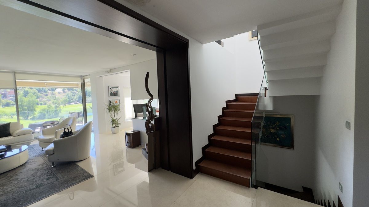 5 de 17: Halla acceso escaleras