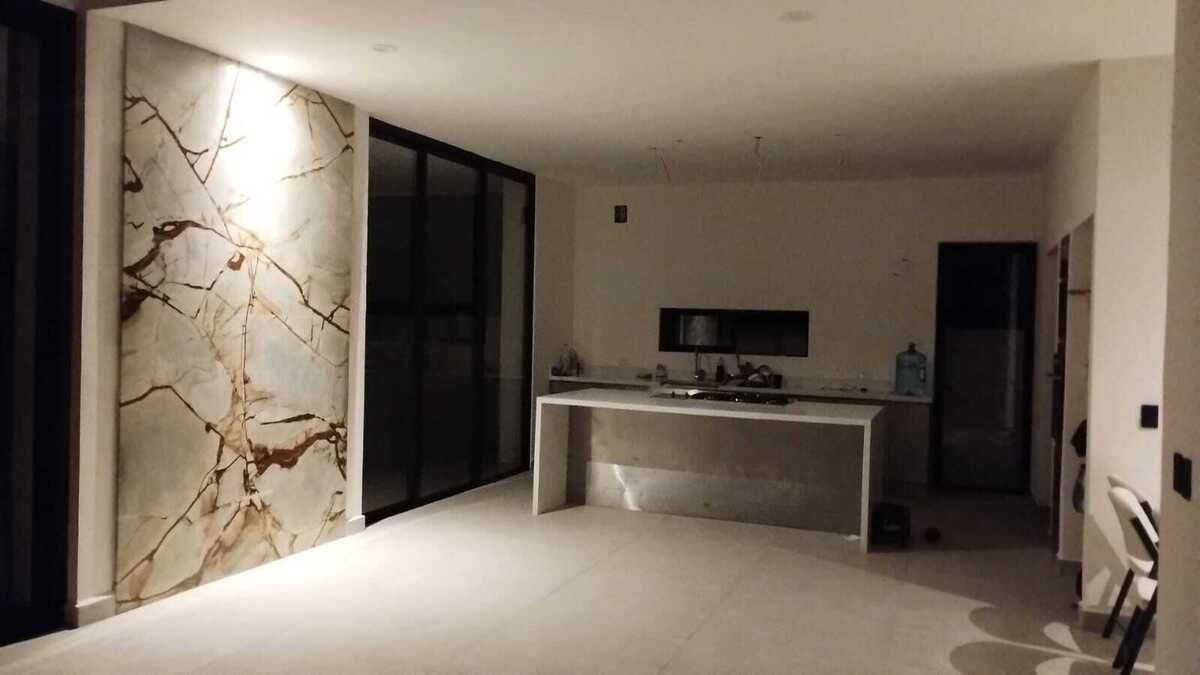 23 de 31: cocina con meseta de cuarzo y 2 parrillas electrica y de gas