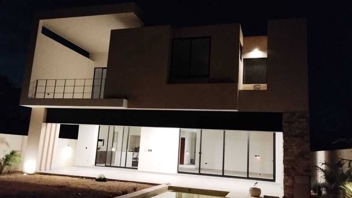 24 de 31: contrafachada nocturna