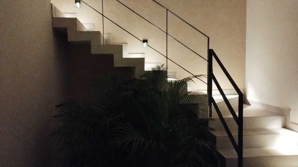 29 de 31: escalera y jardin interior