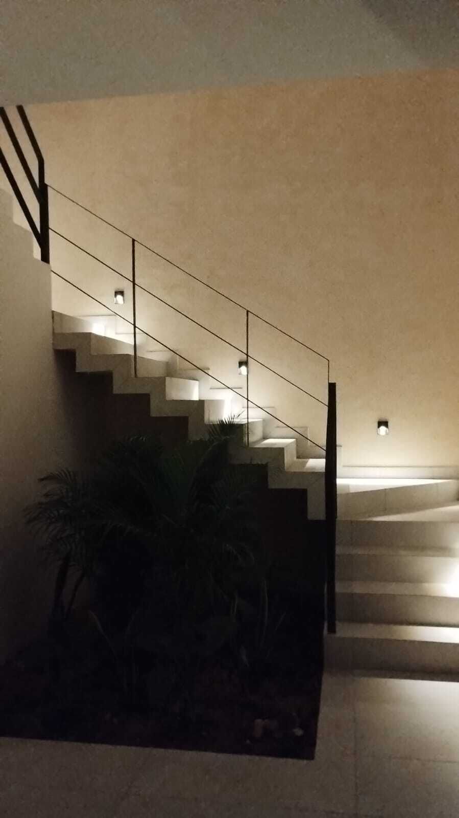 30 de 31: escalera y jardin interior