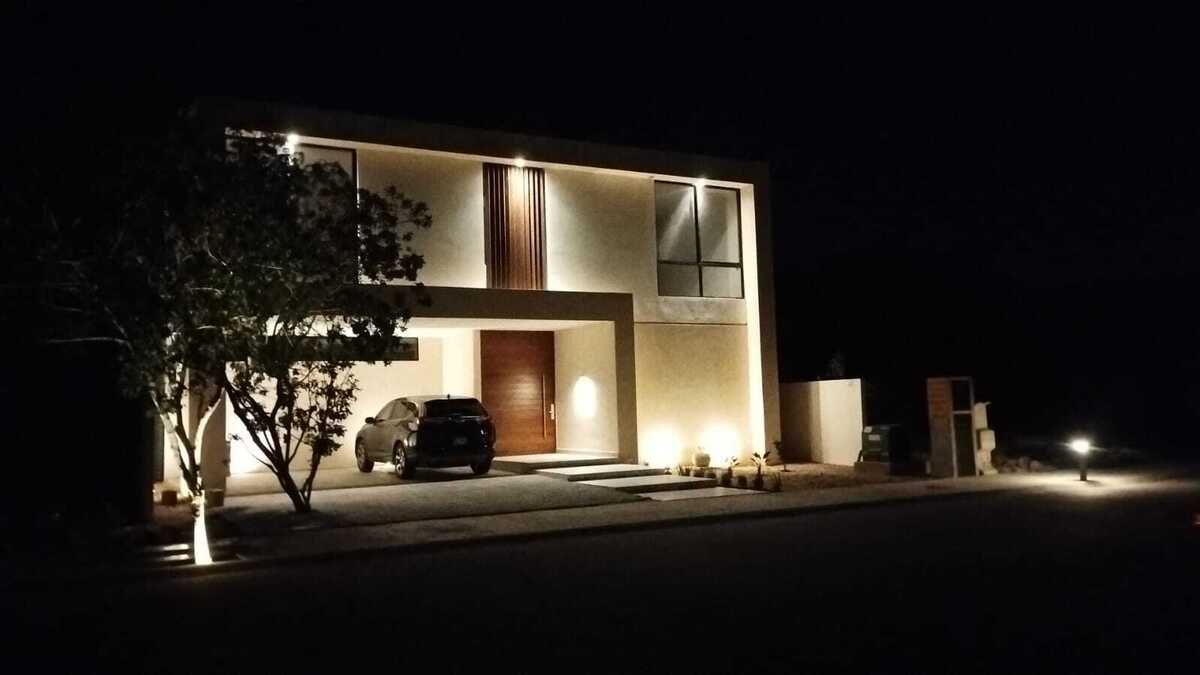 21 de 31: fachada principal de noche