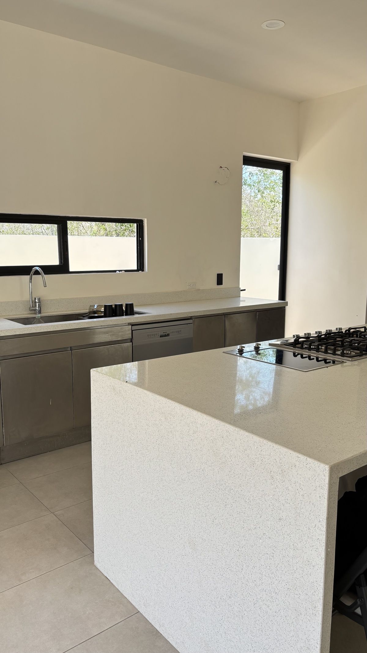 10 de 31: Cocina con cuarzo blanco