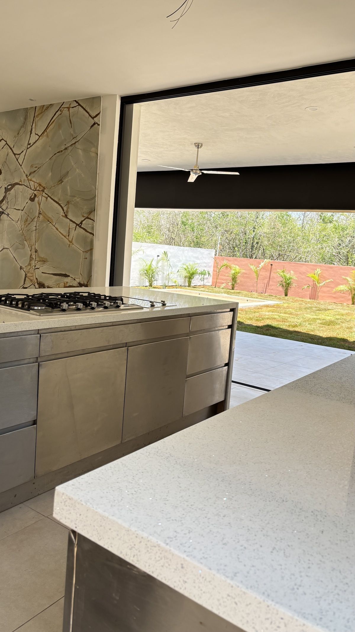 9 de 31: Cocina con cuarzo blanco y hacer inoxidable