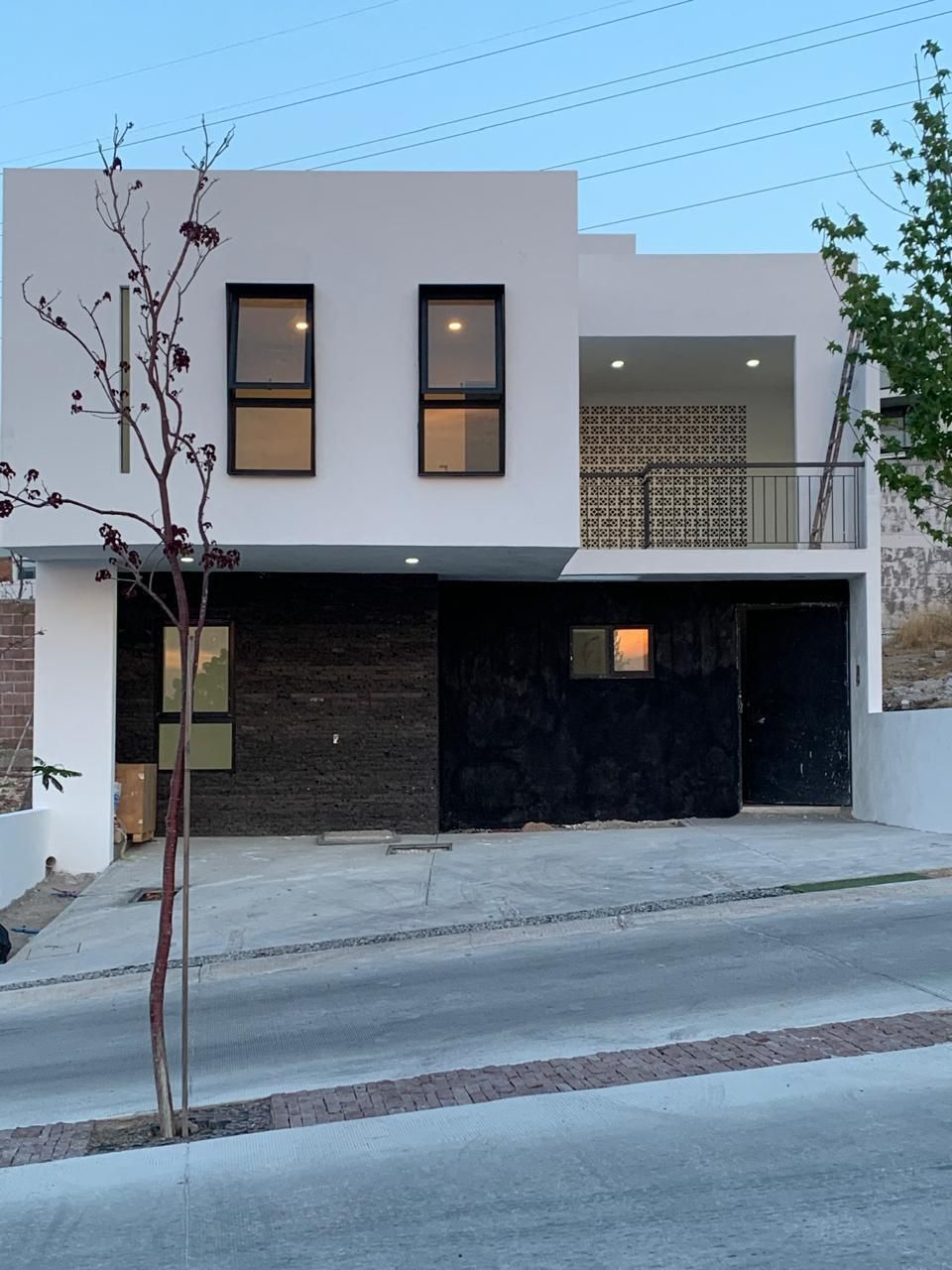 1 of 3: Fachada