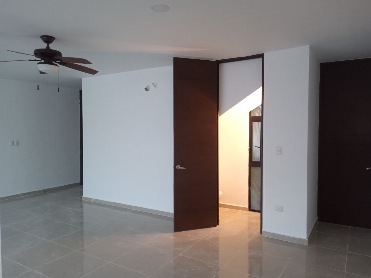 3 de 17: Sala, Comedor, Medio Baño