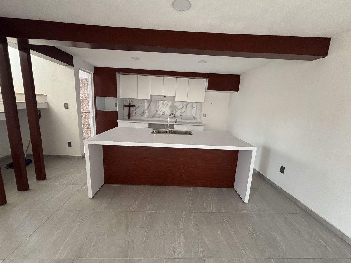 5 of 15: Cocina con isla al centro