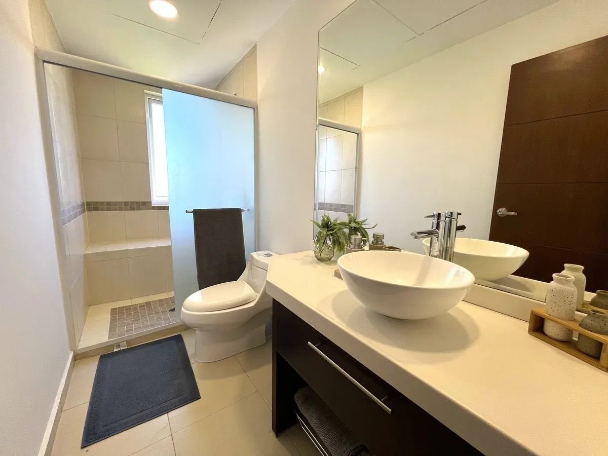 5 of 16: baño (departamento muestra)