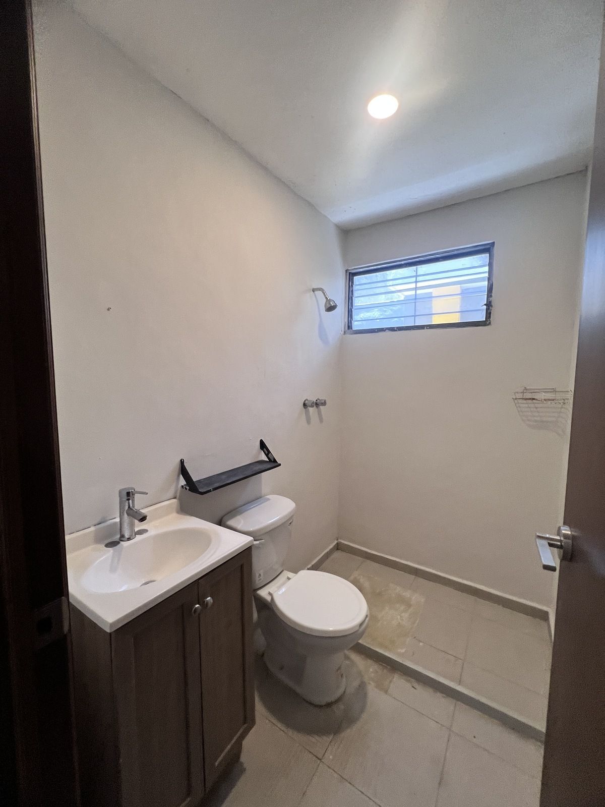 10 de 23: MEDIO BAÑO PRIVADO 2 PLANTA BAJA