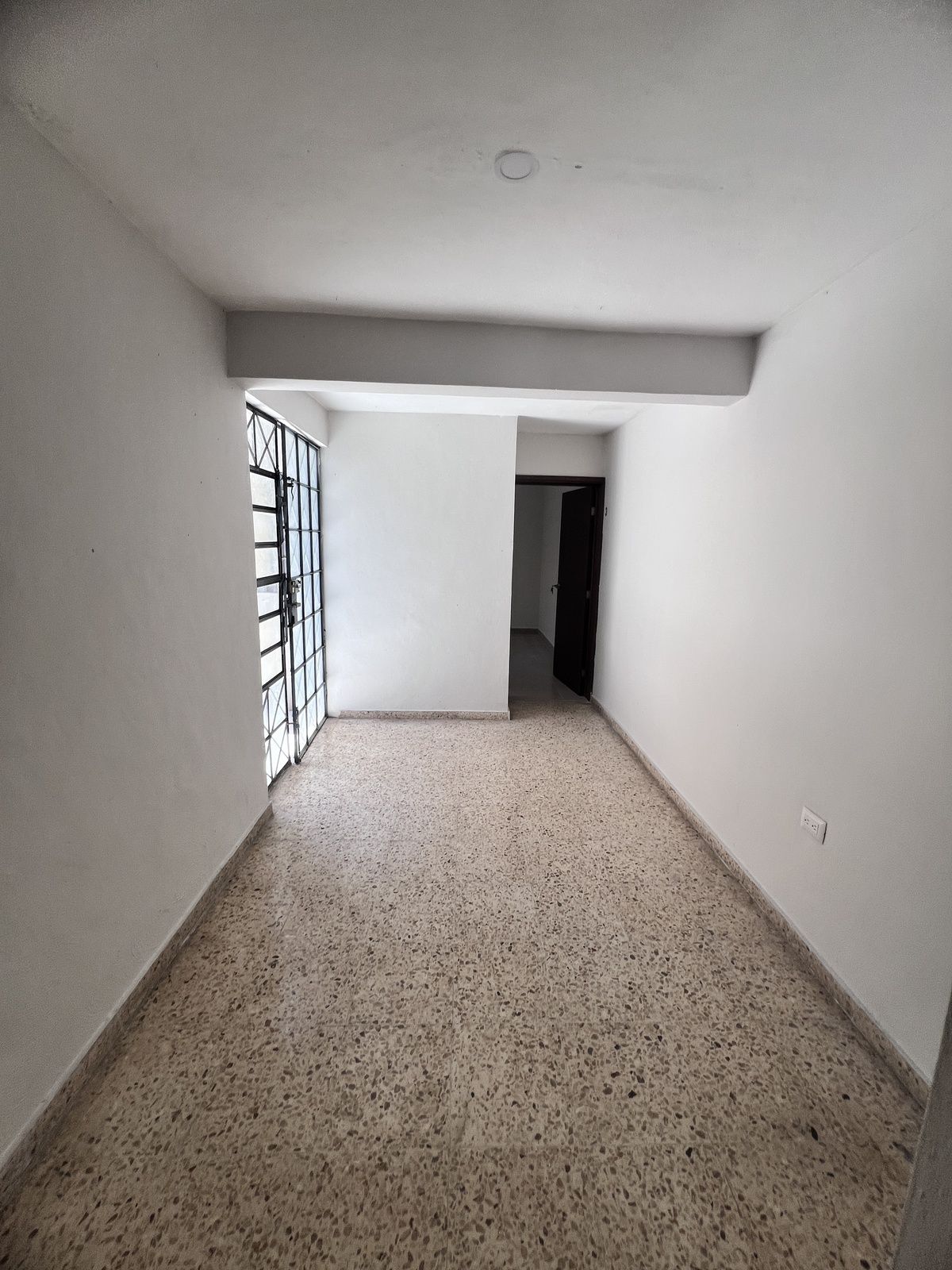 11 de 23: PASILLO DISTRIBUIDOR