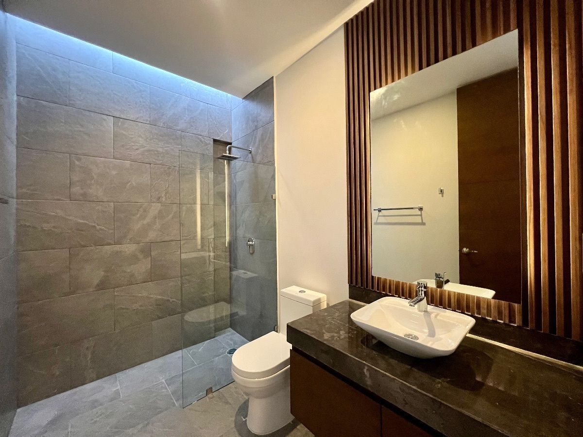 22 de 37: BAÑOS CON LAMBRIN , ESPEJOS, Y CANCELES