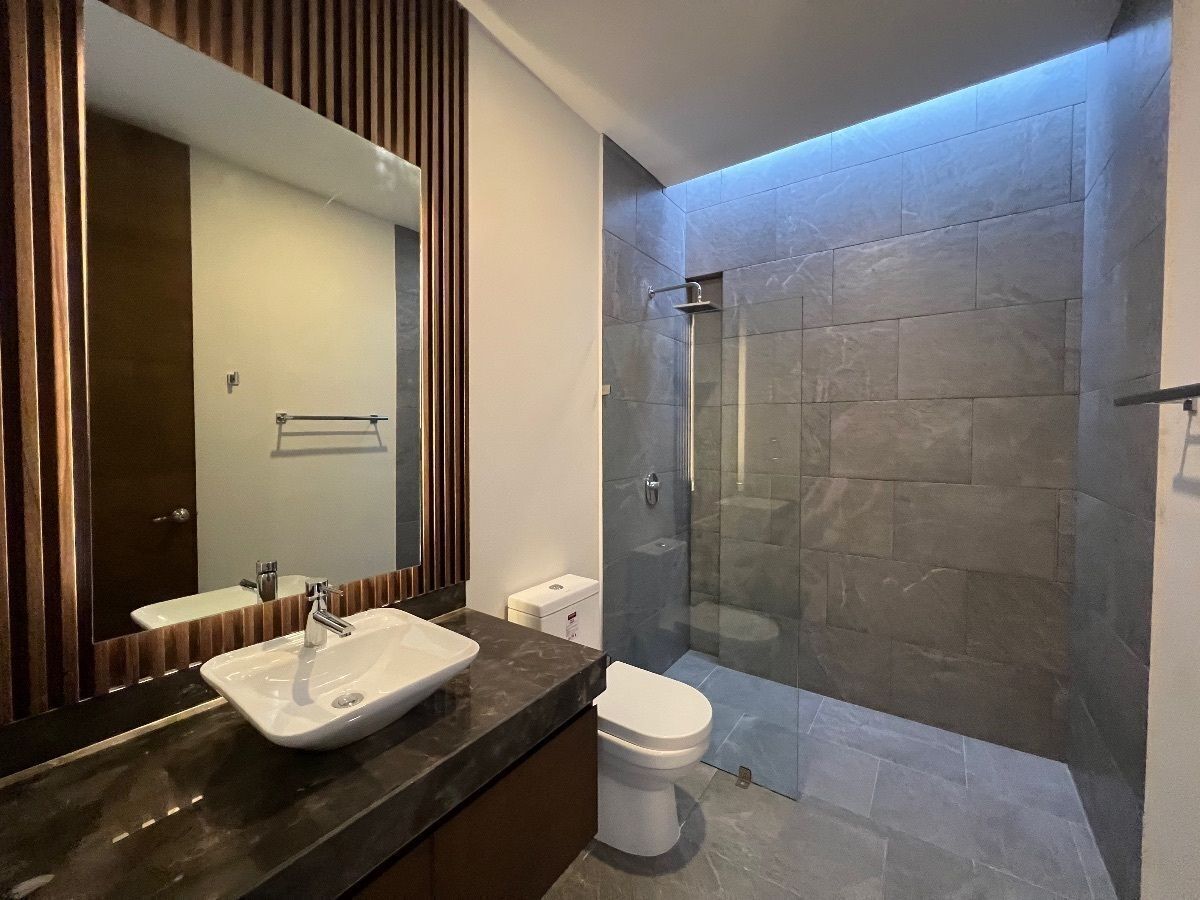 24 de 37: BAÑOS CON LAMBRIN , ESPEJOS, Y CANCELES
