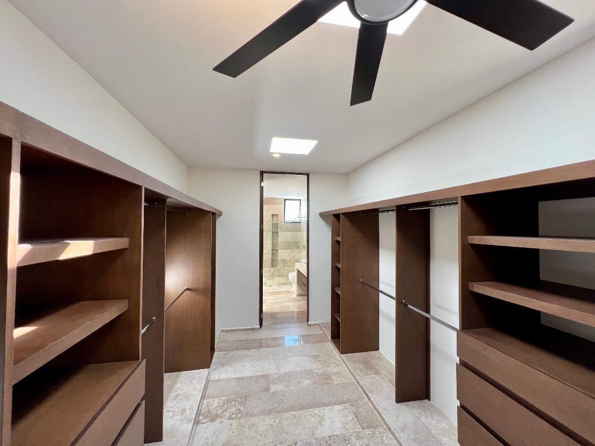 21 de 37: CLOSET VESTIDOR PRINCIPAL